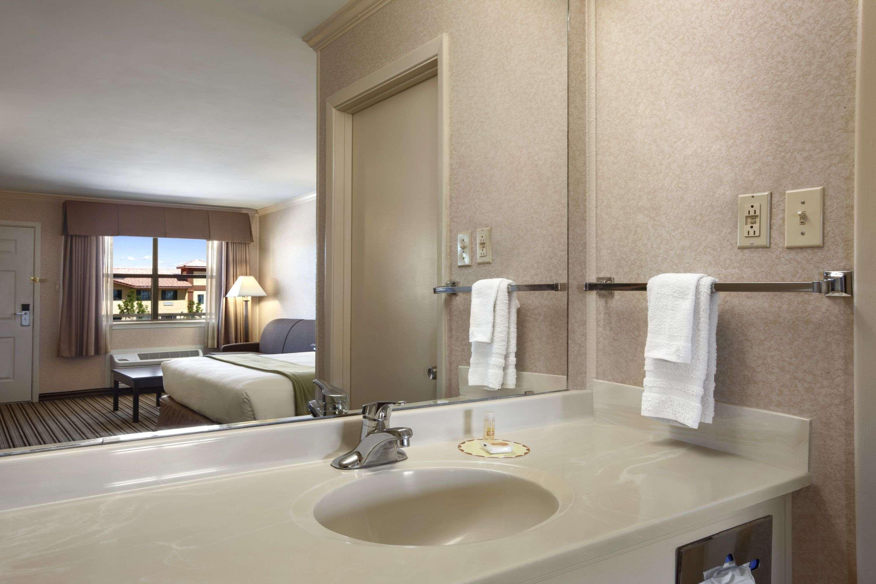 Days By Wyndham Hotel Grants